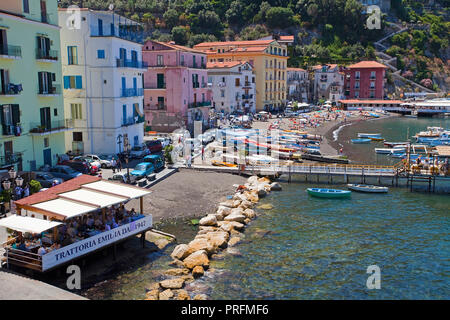 Blick auf den Fischerhafen Marina Piccola, Sorrento, Halbinsel von Sorrent, Golf von Neapel, Kampanien, Italien Stockfoto