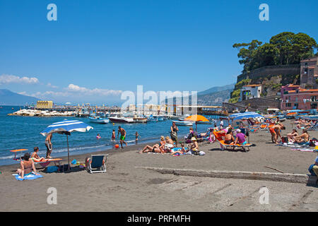 Baden Strand in Marina Piccola, Sorrento, Halbinsel von Sorrent, Golf von Neapel, Kampanien, Italien Stockfoto