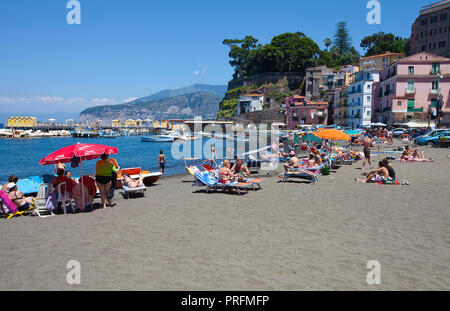 Baden Strand in Marina Piccola, Sorrento, Halbinsel von Sorrent, Golf von Neapel, Kampanien, Italien Stockfoto