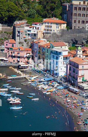 Blick auf den Fischerhafen Marina Piccola und Badestrand, Sorrento, Halbinsel von Sorrent, Golf von Neapel, Kampanien, Italien Stockfoto