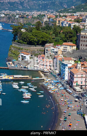 Blick auf den Fischerhafen Marina Piccola und Badestrand, Sorrento, Halbinsel von Sorrent, Golf von Neapel, Kampanien, Italien Stockfoto