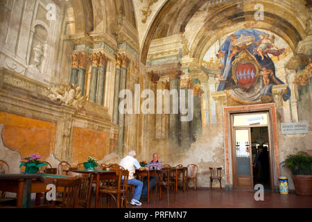 Sedile Dominova, Treffpunkt für Senioren im Piazetta Giuliani, Fresken des 18. Jahrhunderts, Altstadt von Sorrent, der Halbinsel von Sorrent, Italien Stockfoto