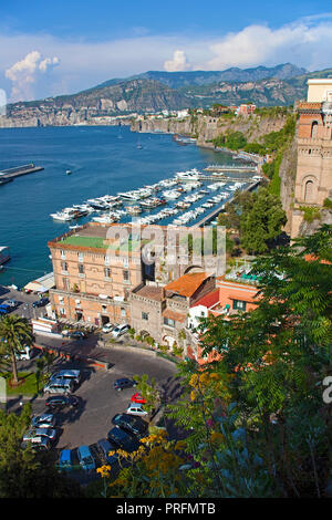 Blick auf den Hafen Marina Grande und der Küste, Sorrento, Halbinsel von Sorrent, Golf von Neapel, Kampanien, Italien Stockfoto