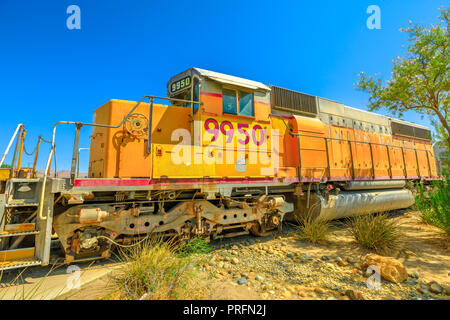 Barstow, Kalifornien, USA - 15. August 2018: alte Lokomotive der Union Pacific 9950 an der westlichen Nordamerika Railroad Museum in Barstow, Geschichte der Eisenbahn in Pacific Southwest gewidmet. Stockfoto