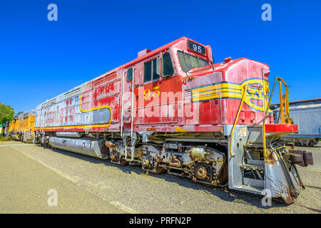 Barstow, Kalifornien, USA - 15. August 2018: Santa Fe railroad Motor 95 an Western America Railroad Museum in der Nähe von Harvey Haus Railroad Depotis zur Geschichte der Eisenbahn im Pacific Southwest gewidmet. Stockfoto