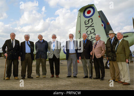 Zweiten Weltkrieg veteran Piloten am North Weald, Essex, vor seafire Jagdflugzeug gesammelt. Peter Ayerst, Ken Wilkinson, Jack Hodges Stockfoto