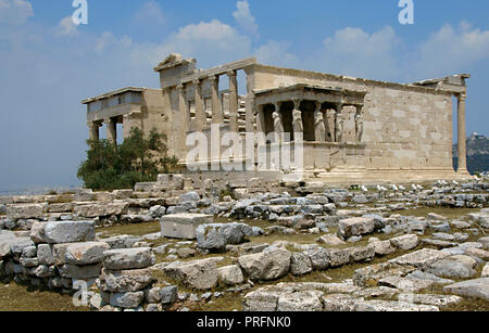 Griechenland. Athen. Akropolis. Erechtheion. Ionischer Tempel, der 421 v. Chr. erbaut wurde durch die Athener Architekten Mnesicles (Pericles Alter). Kariatides (Portal der Karyatiden). Allgemeine Ansicht. Stockfoto