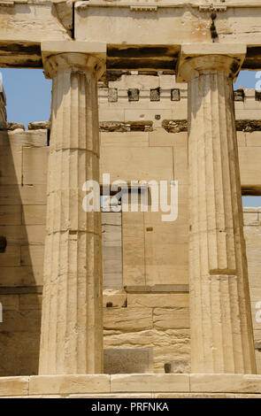 Griechenland. Athen. Propyläen. Monumentalen Tor zur Akropolis. Es wurde durch den Architekten Mnesicles konzipiert, 437 v. Chr.-432 v. Chr.. (Das Zeitalter des Perikles). Dorischen Säulen. Architektonisches detail. Stockfoto