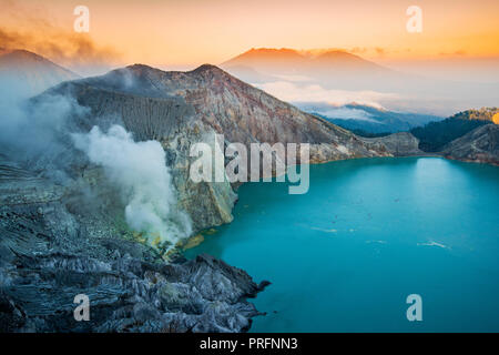 Kawah Ijen Vulkan und Kratersee bei Sonnenaufgang, Java, Indonesien Stockfoto