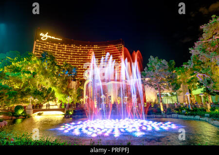 Las Vegas, Nevada, USA - 18. August 2018: Wynn Las Vegas bunte Fountain Show in der Nacht, einen neuen Brunnen zeigen von Juni 2016. Das Wynn Resort Hotel Kasino, ein 5-Sterne-Hotel in Las Vegas Strip. Stockfoto