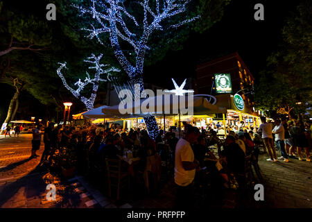 MotoGP fans pack die berühmte Ristorante Hochey des aka Paolino Bar, im letzten Jahr auf dieser Webseite, bevor es geschlossen und verschoben. Misano Adriatico, Italien. Stockfoto