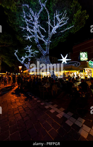 MotoGP fans pack die berühmte Ristorante Hochey des aka Paolino Bar, im letzten Jahr auf dieser Webseite, bevor es geschlossen und verschoben. Misano Adriatico, Italien. Stockfoto