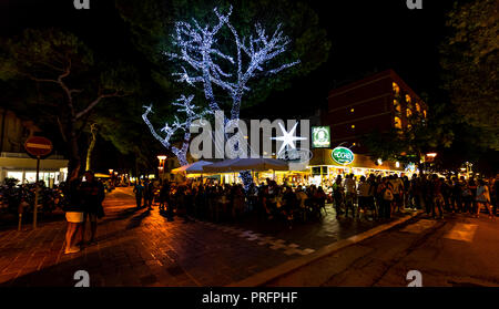 MotoGP fans pack die berühmte Ristorante Hochey des aka Paolino Bar, im letzten Jahr auf dieser Webseite, bevor es geschlossen und verschoben. Misano Adriatico, Italien. Stockfoto