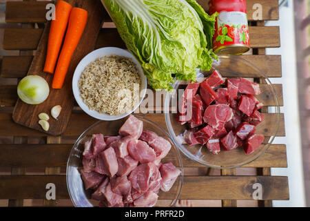 Kohlrouladen gefüllt mit Fleisch und Grütze vorbereitet für das Kochen. Stockfoto