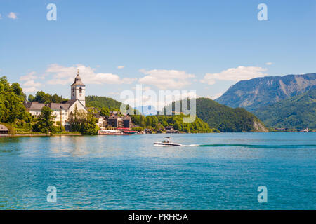 Blick auf St. Wolfgang Kapelle und der Ort St. Wolfgang am Wolfgangsee, Österreich Stockfoto