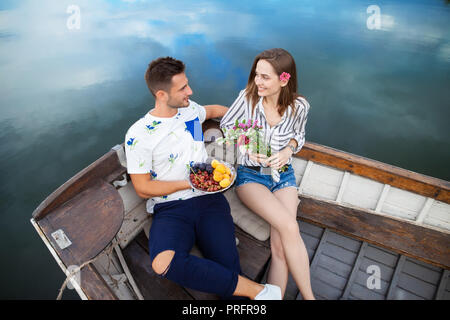 Romantisches date. Liebhaber in einem Boot auf einem See. Glückliches Paar Mann und Frau gemeinsam entspannen auf dem Wasser Stockfoto