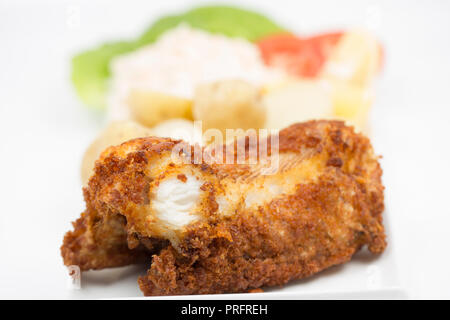 Eine frittierte Abschnitt eines Stiers Huss, serviert mit Salzkartoffeln, Salat und Krautsalat, gefangen Boot angeln auf der Stange und die Leitung an der Küste von Dorset in der Stockfoto