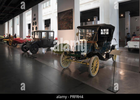 Museo Automovilistico y de la Moda, Malaga, Provinz Malaga, Spanien. Automobil und Mode Museum. Das Fahrzeug im Vordergrund ist ein Stanley Steame Stockfoto