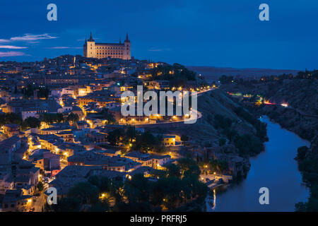 Provinz Toledo, Toledo, Kastilien-La Mancha Spanien. Der Blick auf die Altstadt, den Tagus Fluss (Rio Tajo) und dem Alcazar. Toledo ist Stockfoto