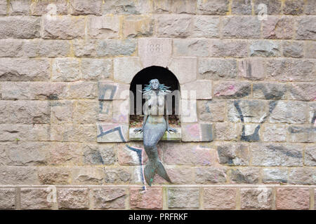 Vilnius, Litauen - 5. April 2017: Skulptur von uzupis Meerjungfrau in das Fenster der Damm von Vilia Fluss sitzen. Skulptur von Romas Vi erstellt Stockfoto