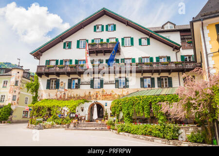 St. Gilgen, Österreich - 23. Mai 2017: Hotel Gasthof Zur Post in einem typischen österreichischen Haus am Hauptplatz der österreichischen Stadt St. Gilgen. Stockfoto