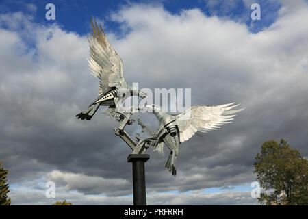 Malvern Bussarde, ein Metall Skulptur von walenty Pytel in Rose bank Gardens, Great Malvern, Worcestershire, England, UK. Stockfoto