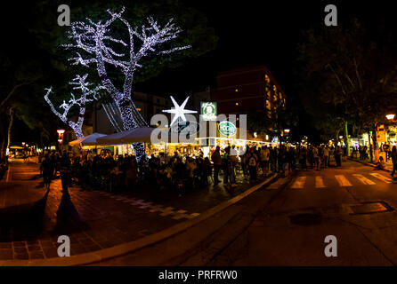 MotoGP fans pack die berühmte Ristorante Hochey des aka Paolino Bar, im letzten Jahr auf dieser Webseite, bevor es geschlossen und verschoben. Misano Adriatico, Italien. Stockfoto