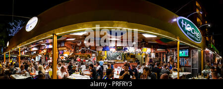 MotoGP fans pack die berühmte Ristorante Hochey des aka Paolino Bar, im letzten Jahr auf dieser Webseite, bevor es geschlossen und verschoben. Misano Adriatico, Italien. Stockfoto