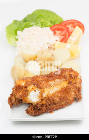 Eine frittierte Abschnitt eines Stiers Huss, serviert mit Salzkartoffeln und Salat Krautsalat, gefangen Boot angeln auf der Stange und die Leitung an der Küste von Dorset in der E Stockfoto