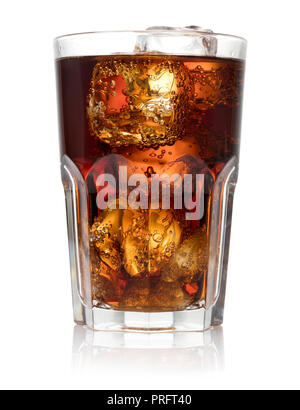 Glas Cola mit Eiswürfeln auf weißem Hintergrund Stockfoto