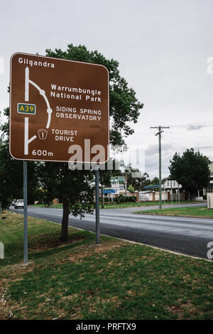 Touristische Beschilderung in Coonabarabran, Australien Stockfoto