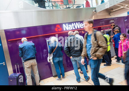 Bahnhof Paddington, London, Großbritannien. Menschen, die Natwest Geldautomaten auf dem Zusammentreffen Stockfoto