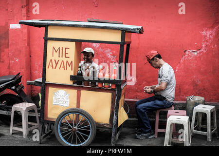 Fastfood-Wagen Verkauf gebratener Hühnernudeln in Yogyakarta, Indonesien Stockfoto