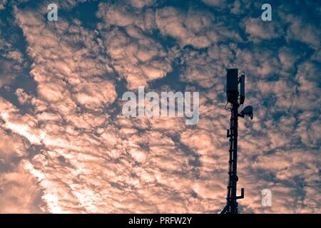 Handy Basisstation gegen dramatische Himmel. Stockfoto