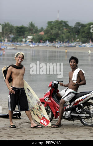 Surfer posieren für ein Foto am Strand in Pangandaran, Java, Indonesien Stockfoto