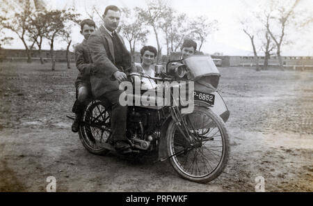 Mensch & Familie auf 1915 Triumph Modell H Motorrad & Seitenwagen ca. 1915 Stockfoto