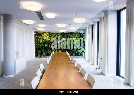 Living Green wall, vertikalen Garten im Innenbereich mit Blumen und Pflanzen unter Kunstlicht in Sitzung Sitzungssaal, modernes Bürogebäude Stockfoto