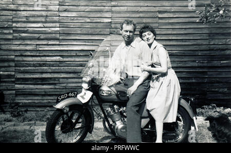 Mann&Frau auf 1950er Triumph Cub Motorrad in den 1950er Jahren Stockfoto