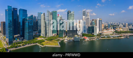 Panoramablick auf die Skyline von Marina Bay Financial Centre und Raffles Place, dem wichtigsten Triebwerksknotenpunkt der Wirtschaft Singapurs. Stockfoto