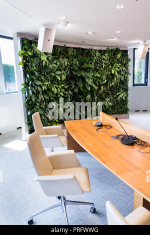 Living Green wall, vertikalen Garten im Innenbereich mit Blumen und Pflanzen unter Kunstlicht in Sitzung Sitzungssaal, modernes Bürogebäude Stockfoto