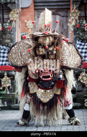 Barong Tänzer auf der Bühne in Bali, Indonesien Stockfoto