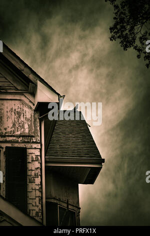 Details sind auf einem alten, abadoned Haus gesehen, in der Notwendigkeit der Reparatur. Eine Taube auf dem Dach thront. Stockfoto