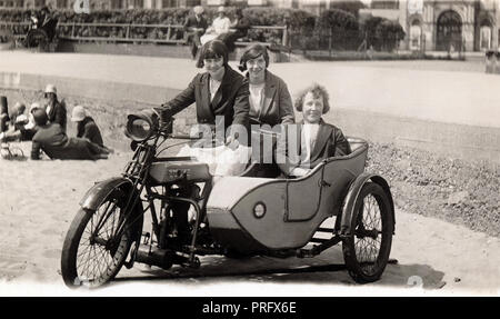 Drei Damen am Meer sitzen auf einem rudge Multi 1923 500cc Seite Ventil Motorrad & Seitenwagen ca. 1920 s Stockfoto