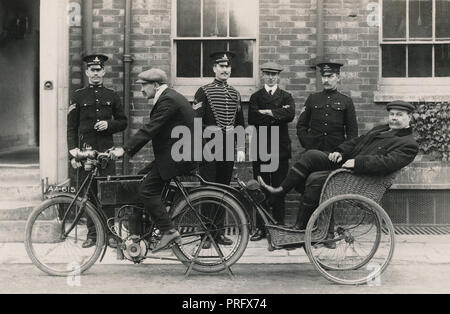 Stellen Gruppe von uniformierten Herren für ein Foto mit einer 1903 'Experimental' unvergleichliche Motorrad ein wicker 1 Sitzer Beförderung / Auto ca. 190 Stockfoto