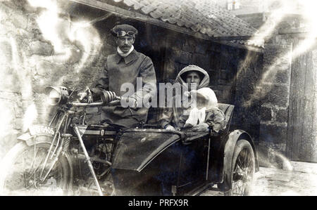 Familie von drei auf einem Twin Rex 1914 1000 cc Seite Ventil Motorrad & Seitenwagen ca. 1915 Stockfoto