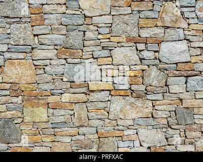 Stein Granit Wand aus gestapelten Stücke Steine. Vollbild Bild als Hintergrund. Stockfoto