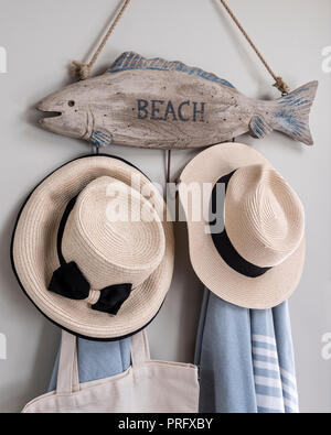 Driftwood Fisch mit einem Wort "Strand", sunhats und Handtücher Stockfoto