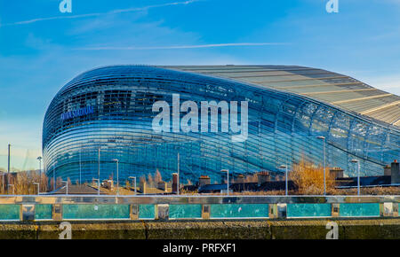 Dublin, Irland, März 2018, Blick auf die Aviva Stadium vom Ufer des Flusses Teufelszwirn Stockfoto