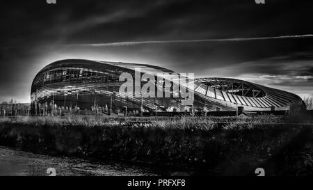 Dublin, Irland, März 2018, Blick auf die Aviva Stadium vom Ufer des Flusses Teufelszwirn Stockfoto