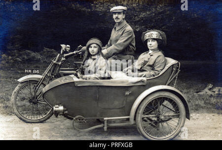 Familie von drei posieren für ein Foto auf einem 1907/8 unvergleichliche Motorrad & Seitenwagen Kombination ca. 1908 Stockfoto